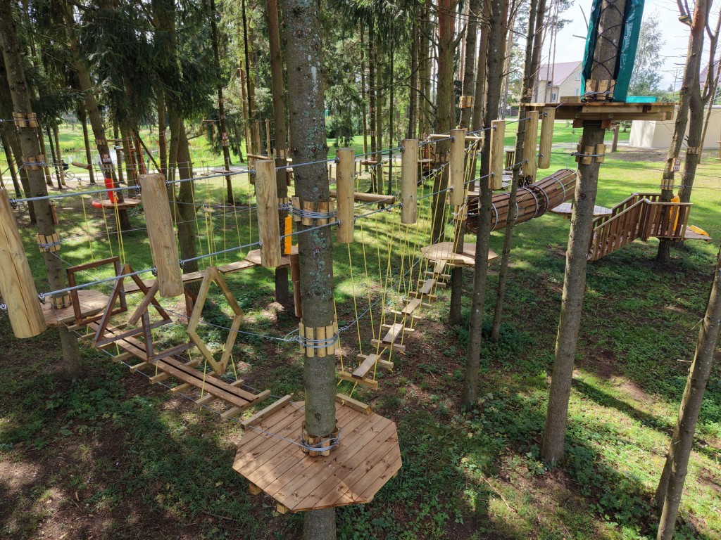 Laipynių trasos tarp medžių Utenos nuotykių parke