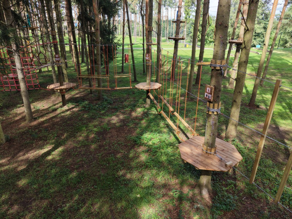 Kabantys tilteliai ir lynai nuotykių parke